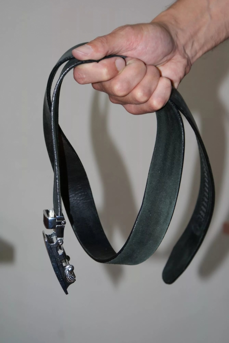 Мужчина расстегивает ремень. Ремнем досталось. Пороть ремнем. Ремень в женской руке. Ремень на человеке.