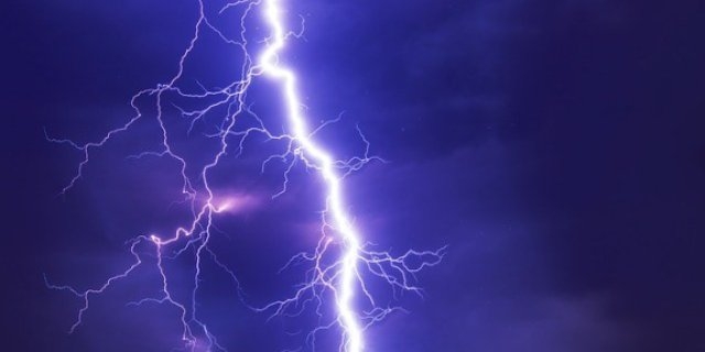 Из-за удара молнии загорелся жилой дом в Пскове - 2021-06-25 10:20:17 - 1