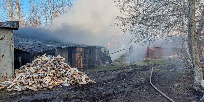 В Великих Луках вчера сгорели четыре хозяйственных постройки - 2021-04-19 11:20:00 - 1