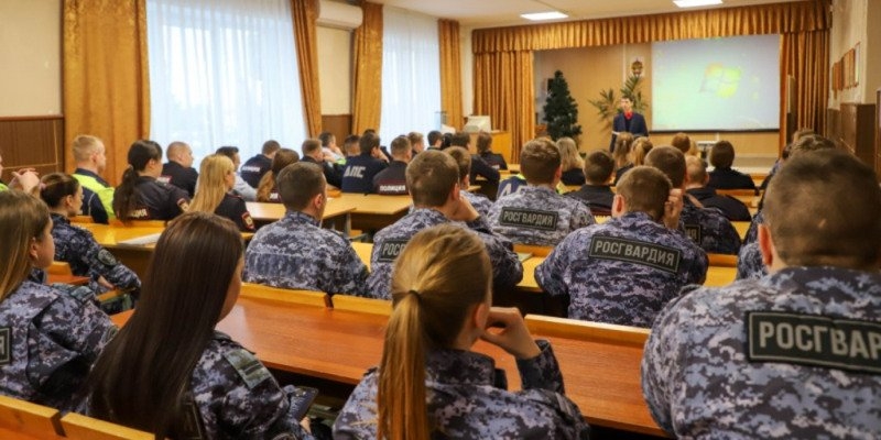 Полицейские провели встречу со слушателями Центра профессиональной подготовки - 2022-12-15 11:35:00 - 1