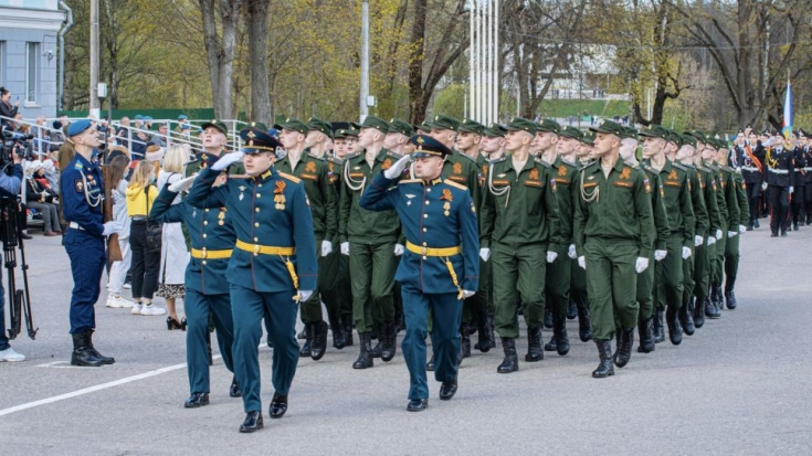 Великие Луки отметили День Победы торжественным маршем - 2021-05-09 17:26:00 - 1