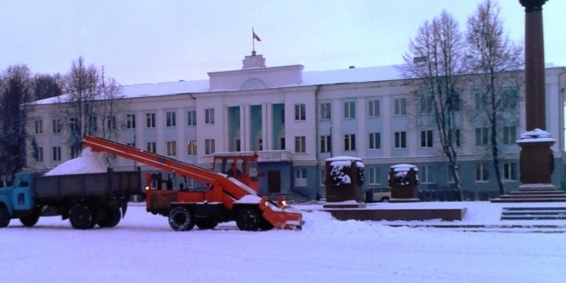 Коммунальные службы продолжают уборку снега в Великих Луках - 2022-01-17 14:05:00 - 1