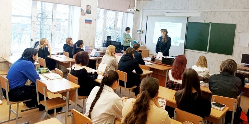В Великих Луках сотрудники ГИБДД встретились со школьниками - 2021-12-16 09:35:00 - 1