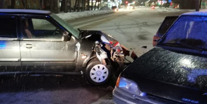 Два автомобиля столкнулись на проспекте Гагарина в Великих Луках - 2022-02-03 16:05:00 - 1