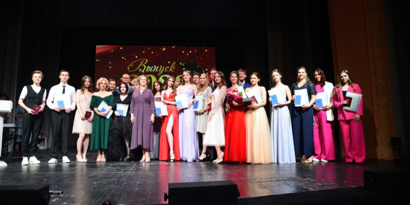 Первый выпуск профильного медкласса ПсковГУ состоялся в гуманитарном лицее - 2023-07-18 10:35:00 - 1