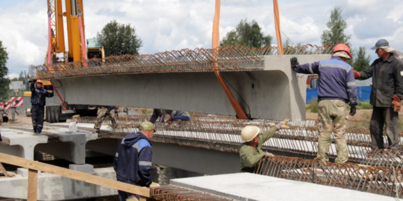 Монтаж балок пролетного строения ведется на мосту через реку Толбица в Псковском - 2023-07-24 12:05:00 - 1
