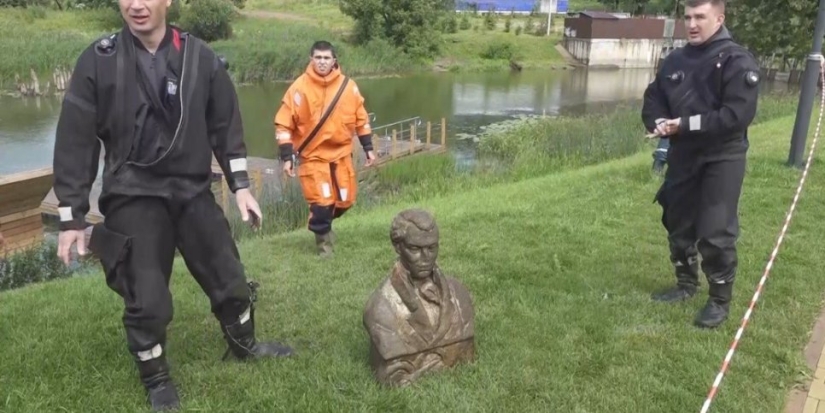 Метровый металлический бюст обнаружили спасатели в реке - 2022-07-24 17:00:00 - 1