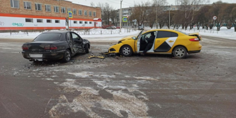 Два автомобиля столкнулись в Великих Луках. Пострадал пассажир - 2021-02-15 11:30:00 - 1