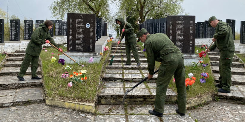 Следователи внесли свой вклад в благоустройство воинского захоронения - 2023-05-06 16:05:00 - 1
