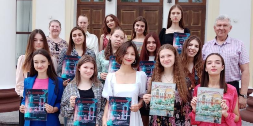 В Великолукском театре чествовали волонтеров - 2023-06-23 14:35:00 - 1