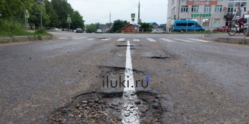 На улице Винатовского в Великих Луках разметку положили прямо на ямы - 2022-06-21 12:43:00 - 1