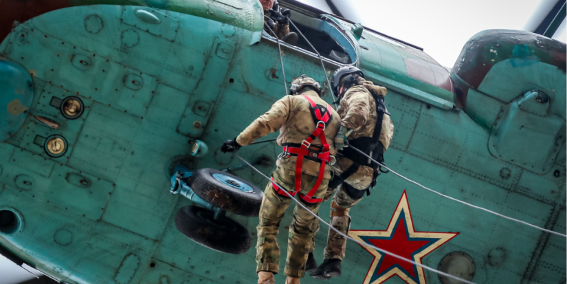 Псковские росгвардейцы отработали беспарашютное десантирование - 2024-05-24 13:05:00 - 1