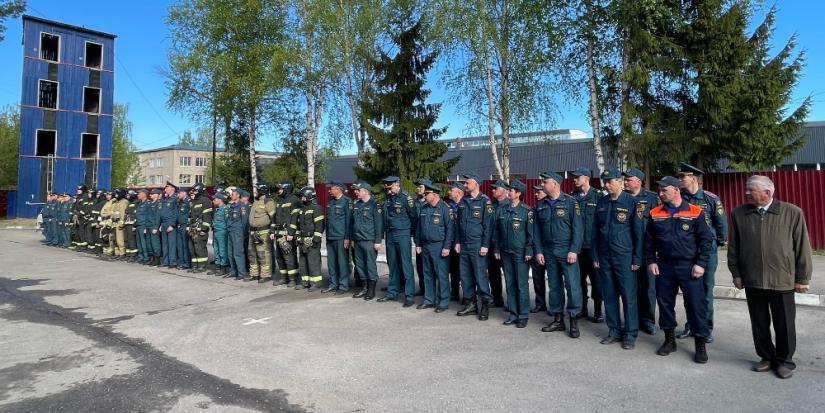 В Великих Луках наградили пожарных - 2023-05-05 12:35:00 - 1