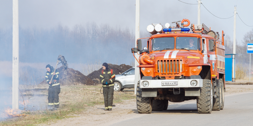 Пожарные тушат пламя, охватившее поле в районе Дружбы - 2023-04-13 18:33:00 - 1