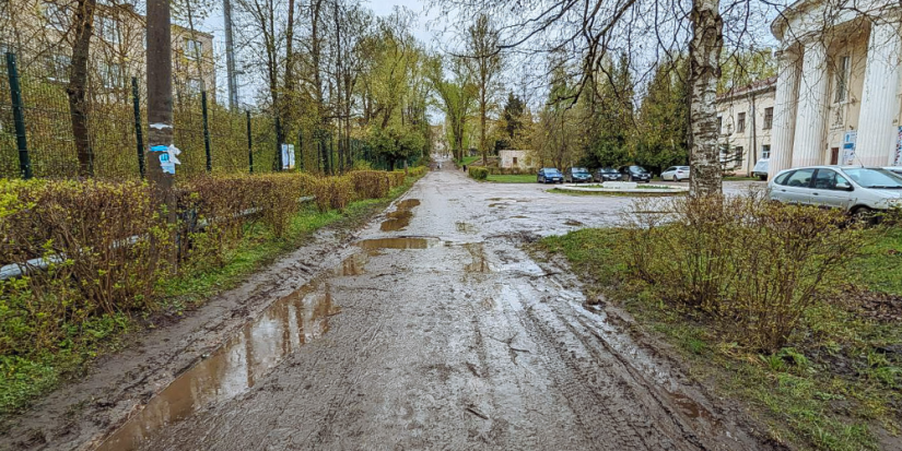 Великолучане жалуются на грязь у железнодорожного моста - 2024-04-23 16:05:00 - 1