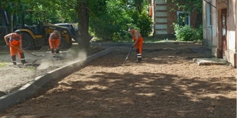 В трех дворах Великих Лук ремонтируют асфальт - 2023-06-21 10:35:00 - 1