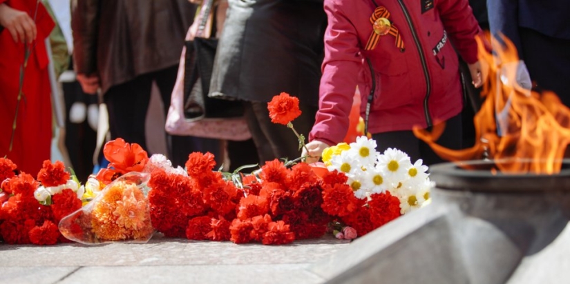 Митинг у Вечного огня прошел в Великих Луках - 2022-05-09 13:01:00 - 1