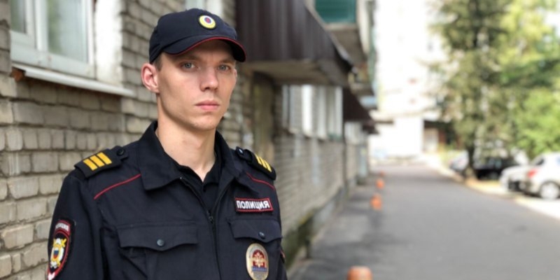 В Великих Луках полицейские спасли женщину от падения из окна - 2022-08-25 12:05:00 - 1