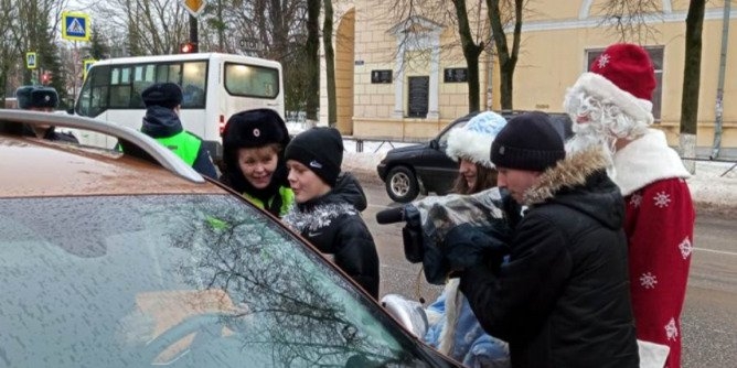 В Великих Луках прошло предпраздничное мероприятие «На дороге Новый год!» - 2022-12-26 11:35:00 - 1