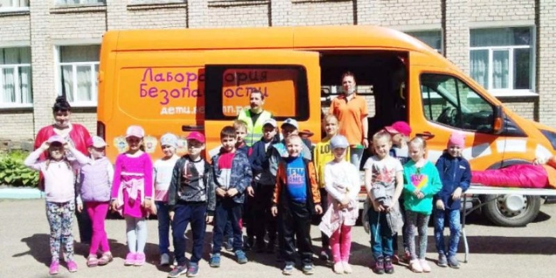 В Великих Луках сотрудники ГИБДД провели для детей игровую программу - 2021-06-11 11:13:00 - 1