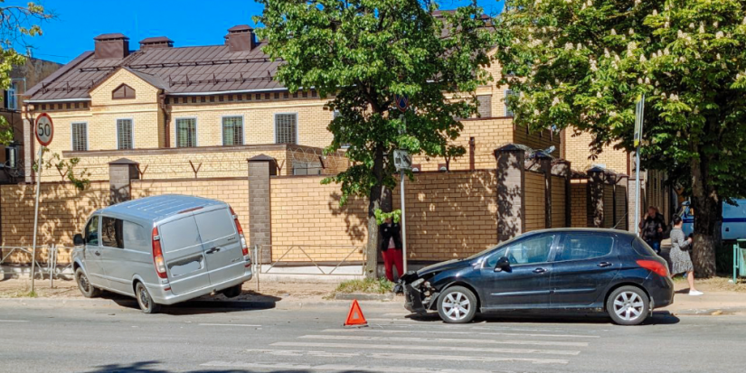 На Октябрьском проспекте в Великих Луках столкнулись два автомобиля - 2023-05-15 11:11:00 - 1