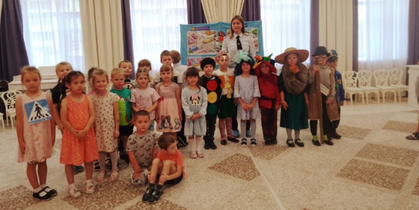 Великолукские полицейские встретились с воспитанниками детского сада - 2022-10-21 14:35:00 - 1