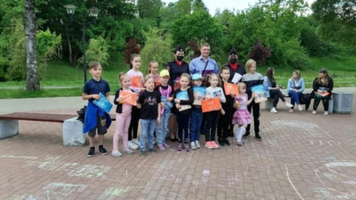 Псковские полицейские организовали для детей конкурс рисунков на асфальте - 2021-06-03 11:59:00 - 1