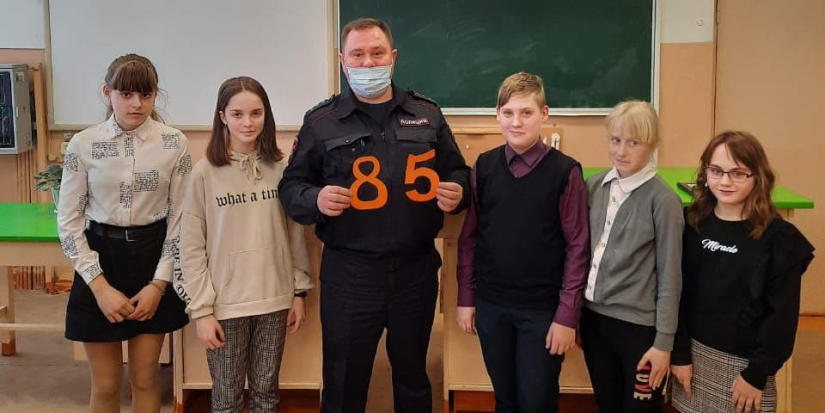 Сотрудники ГИБДД Великолукского района провели акцию «Безопасное детство» - 2021-03-31 14:13:00 - 1