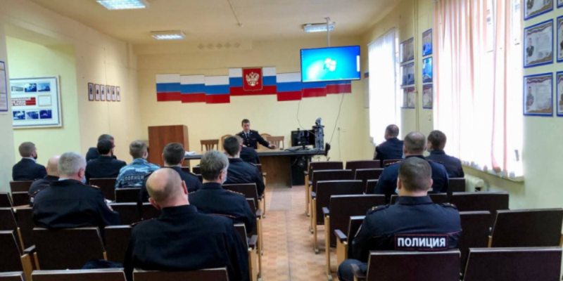 В Великих Луках сотрудников полиции поздравили с наступающим с праздником - 2021-02-20 16:53:00 - 1