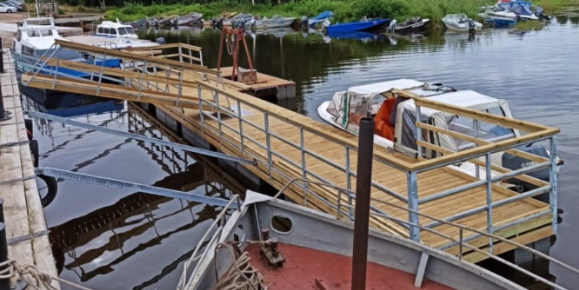 В деревне Толбица завершился монтаж понижающего понтонного причала - 2021-08-09 10:55:00 - 1