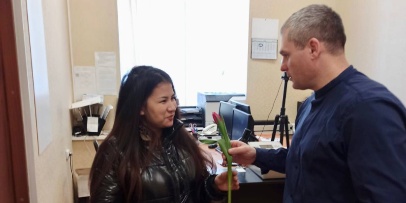 Полицейские поздравили великолучанок с наступающим праздником - 2023-03-07 16:35:00 - 1
