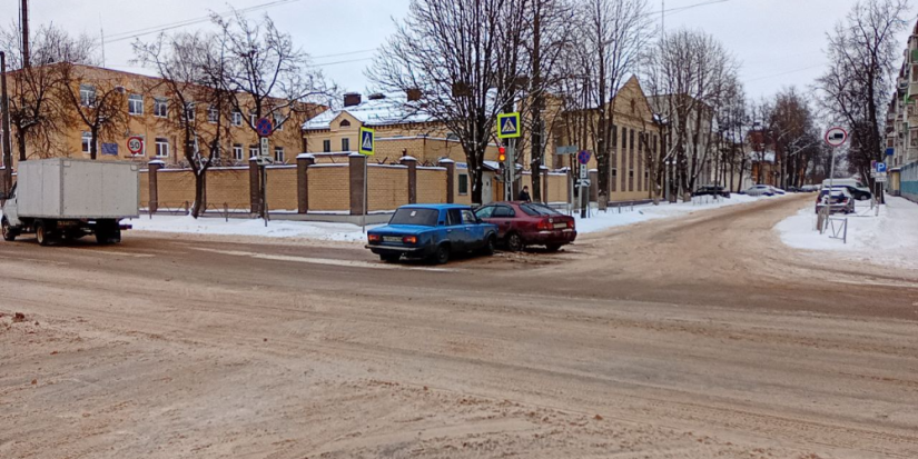 Авария на перекрестке произошла в Великих Луках - 2023-02-21 13:53:00 - 1