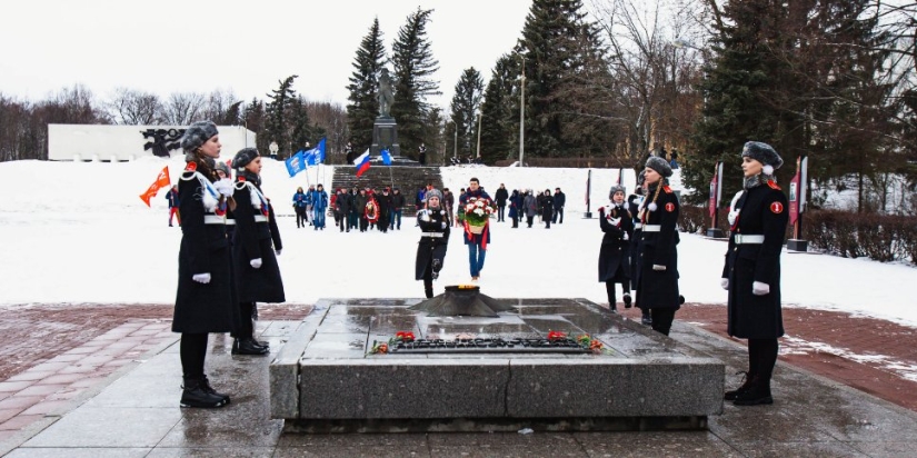 В Великих Луках прошли памятные мероприятия к 23 февраля - 2022-02-24 12:13:00 - 1
