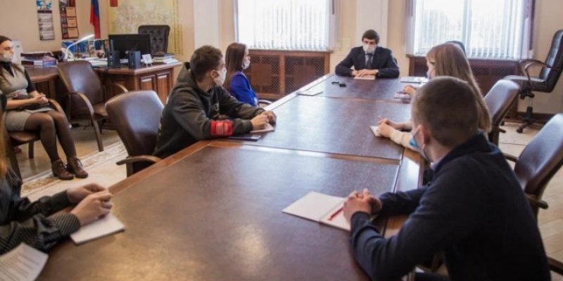 Великолукские студенты провели один день в городской Думе - 2022-01-28 11:05:00 - 1