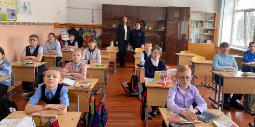 Сотрудники Госавтоинспекции встретились с учениками новосокольнической школы - 2023-02-11 10:05:00 - 1