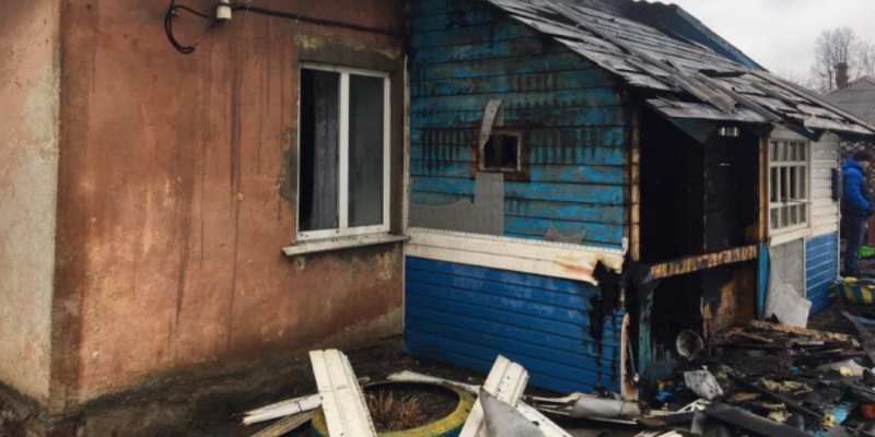 В Великих Луках горел жилой деревянный дом - 2021-03-15 10:50:00 - 1