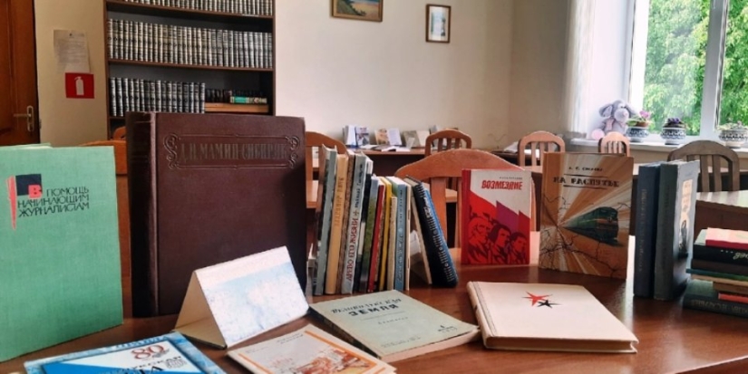 Книги Анатолия Шулаева пополнили фонд великолукской библиотеки - 2022-06-08 13:05:00 - 1