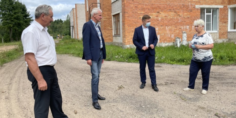 Александр Котов осмотрел площадку плюсского детсада перед благоустройством - 2021-08-10 09:13:00 - 1