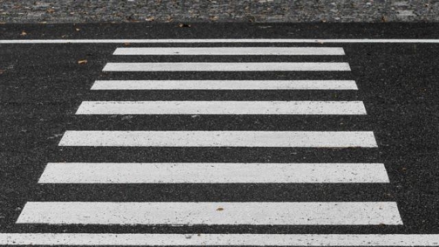 На переходе в Великих Луках сбили двух пешеходов - 2021-05-12 10:36:00 - 1