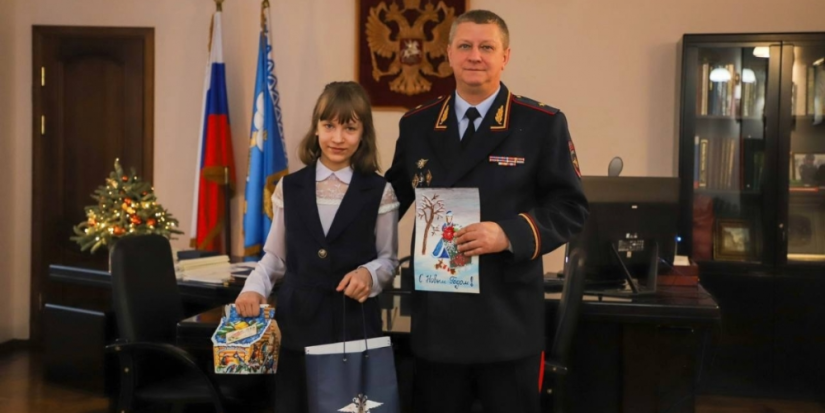 Полицейские исполнили мечту воспитанницы псковского Центра помощи детям - 2024-01-13 17:05:00 - 1