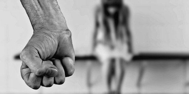 В Великолукском районе мужчина избил свою мать после отказа дать ему позвонить - 2021-10-07 14:28:00 - 1