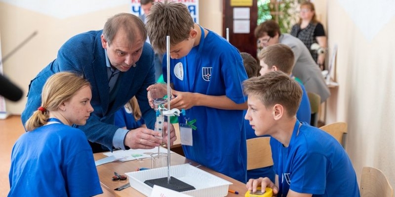Новой мобильной лабораторией оснастили Кикоинский класс школы № 1 в Пскове - 2022-06-20 14:35:00 - 1