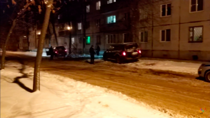 Авто, покорившее дерево: ДТП в Великих Луках (ВИДЕО) - 2018-12-23 09:03:00 - 1