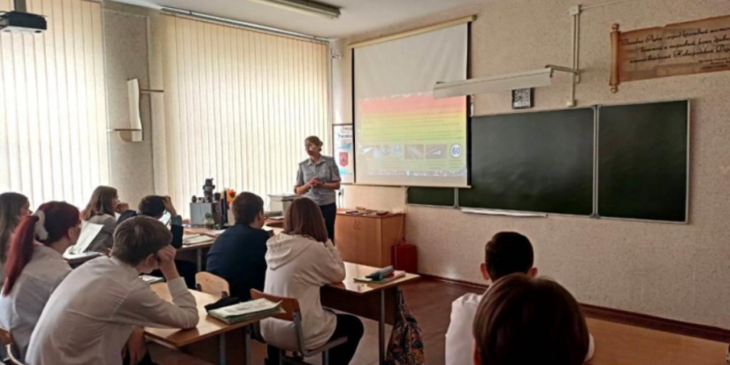 Полицейские встретились с великолукскими школьниками - 2024-04-17 09:05:00 - 1