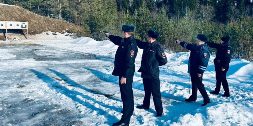 Полицейские Великих Лук соревновались в стрельбе из табельного оружия - 2024-02-21 16:35:00 - 1