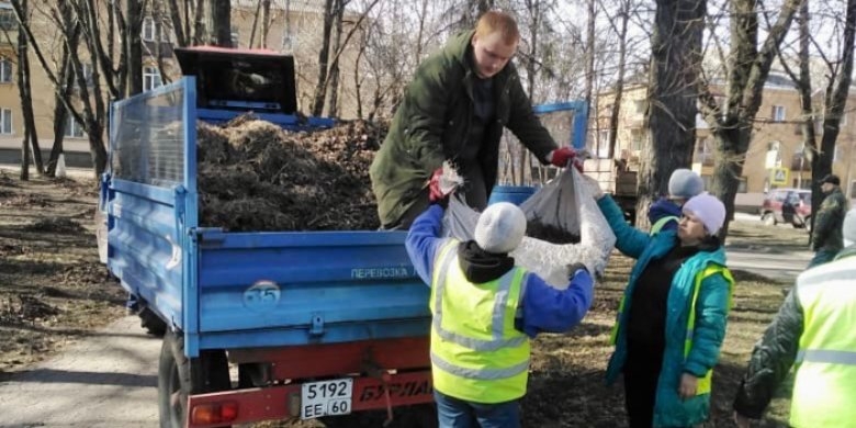 В Великих Луках стартовал месячник по благоустройству - 2022-04-15 14:35:00 - 1