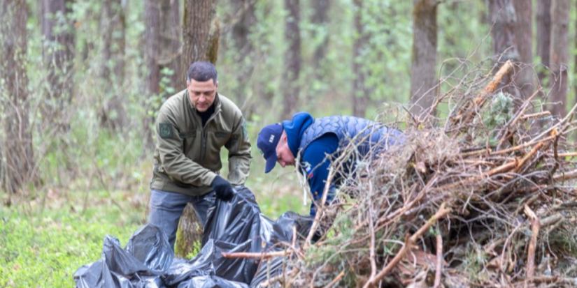 Губернатор вместе с псковичами расчистил от мусора лесопарковую зону - 2023-05-04 08:35:00 - 1