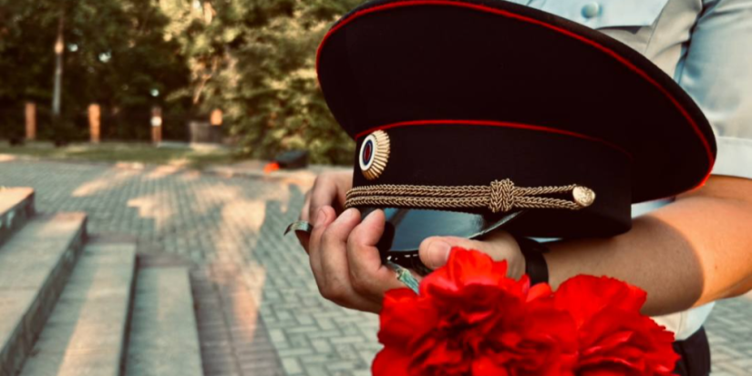 Великолукские полицейские присоединились к акции «Свечи памяти» - 2023-06-22 15:35:00 - 1