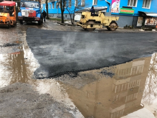 Асфальт в лужи и снег: нанотехнологии ремонта дорог пришли в Великие Луки (ФОТО) - 2018-12-05 15:08:00 - 1