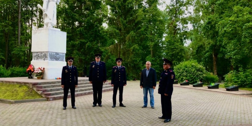Великолукские полицейские присоединились к акции «Свечи памяти» - 2022-06-22 14:05:00 - 1